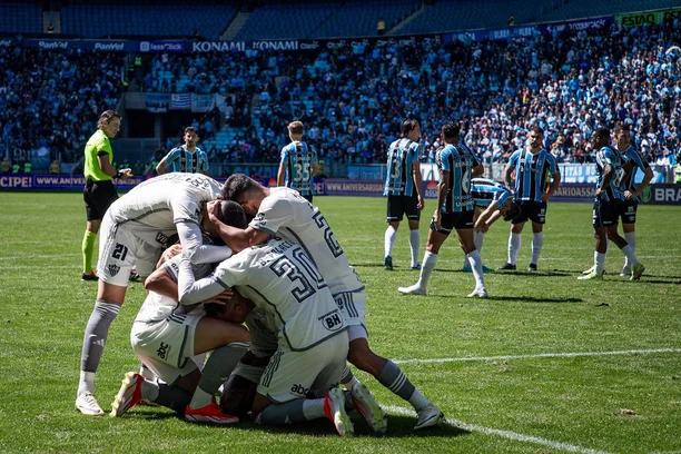 Jogadores do Atlético-MG comemoraram a virada sobre o Grêmio na Arena, neste domingo (1º). Pedro Souza / Divulgação Atlético-MG