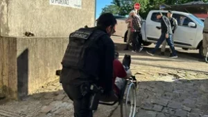 Cassiano chegou na delegacia em uma cadeira de rodas, pois quebrou os dois pés durante a fuga do presídio. Polícia Civil / Divulgação