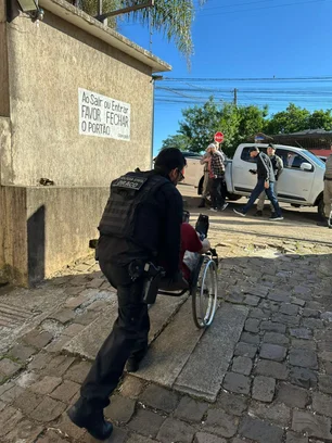 Cassiano chegou na delegacia em uma cadeira de rodas, pois quebrou os dois pés durante a fuga do presídio. Polícia Civil / Divulgação